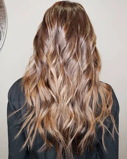 Lived-in bronde balayage, long waves.